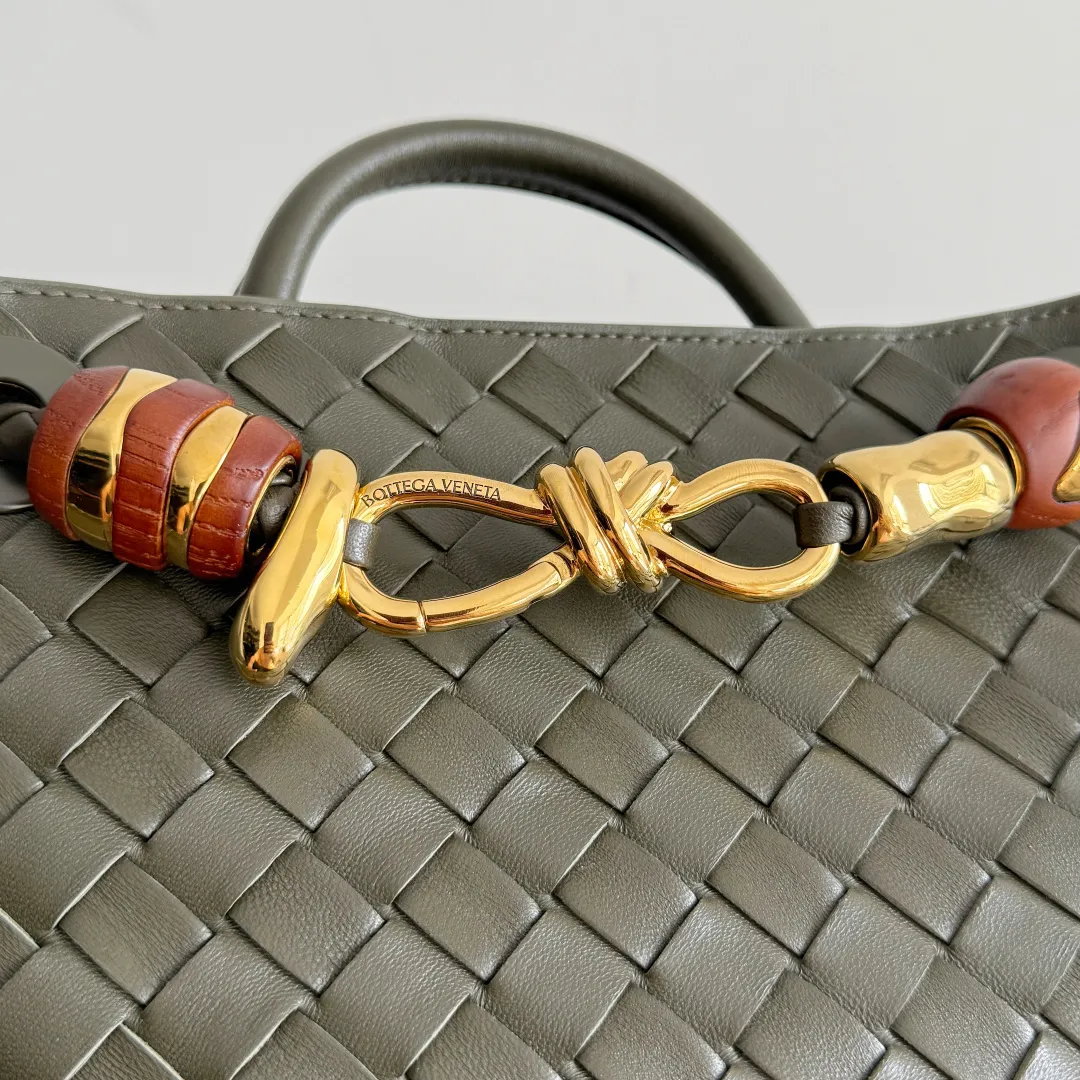 The new Andiamo batch of 3060 BV is shipped‼ ️The classic intercciato weaving process is used to create a soft bag, the metal knot is made of micro-cast aluminum using jewelry technology🪢, and the decorative beads are made of metal and hand-polished oak, allowing you to jump repeatedly between elegance and fun💃, making it unpredictable. Classic and versatile, it shows off your temperament, and the bag has a large capacity, making it very convenient for daily commuting! It has a variety of carrying methods, the shoulder straps can be adjusted by yourself, the original lambskin feels soft and delicate, and the unisex style breaks gender boundaries and brings a more practical and long-lasting use experience. The Andiamo, which has both elegant and casual styles, perfectly interprets the "fashionable old money style". Style number: 743568+wood hardware Color: dark mustard Size: 25*22*10.5cm